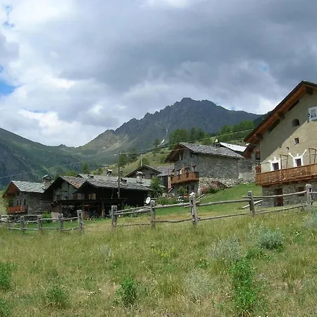 Apartament Ferienwohnung Mit Mansarde Und Sudbalkon In Herrlicher Panoramalage Vor Dem Monte Emilius *