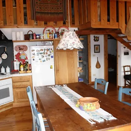 Апартаменты Ferienwohnung Mit Mansarde Und Sudbalkon In Herrlicher Panoramalage Vor Dem Monte Emilius Нюс